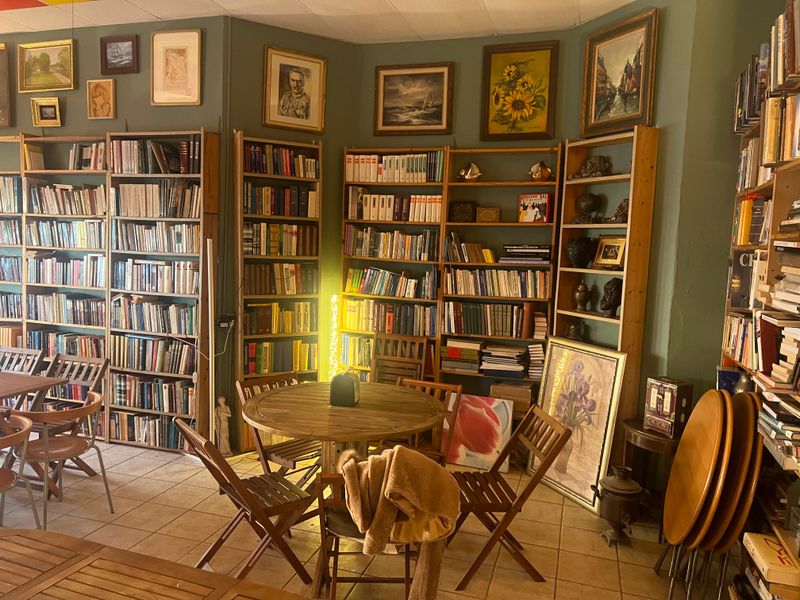 Decor, Ambiance, And That Cozy Snap