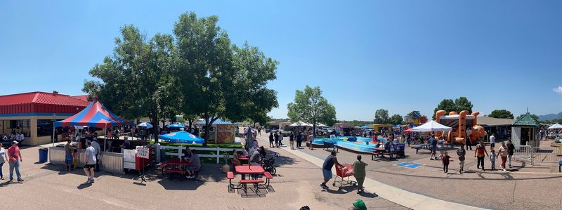 Live Music That Turns Shopping Into a Social Event