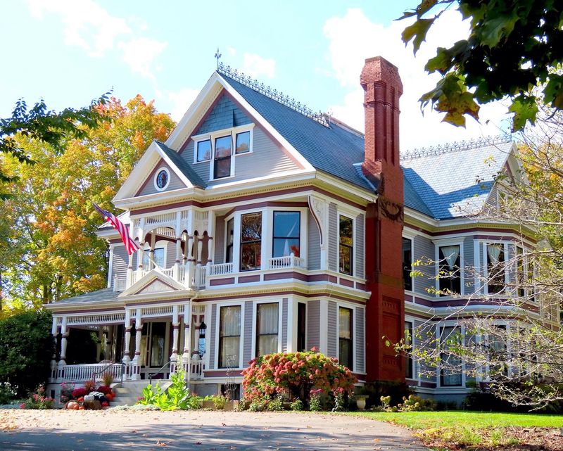 A Victorian Manor That Sets The Scene Perfectly A Victorian Manor That Sets The Scene Perfectly