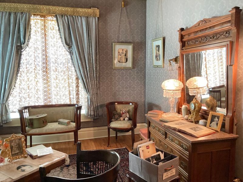 Guided Tours Versus Self-Guided: Choosing Your Experience