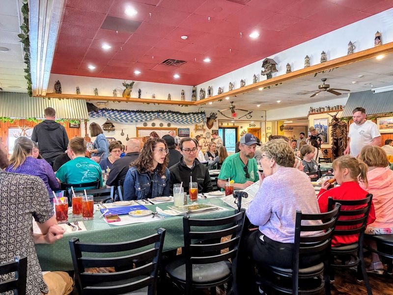 A Warm, Family-Friendly Gathering Spot A Warm, Family-Friendly Gathering Spot
