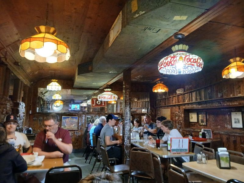 A Wood-Paneled Pizza Staple 