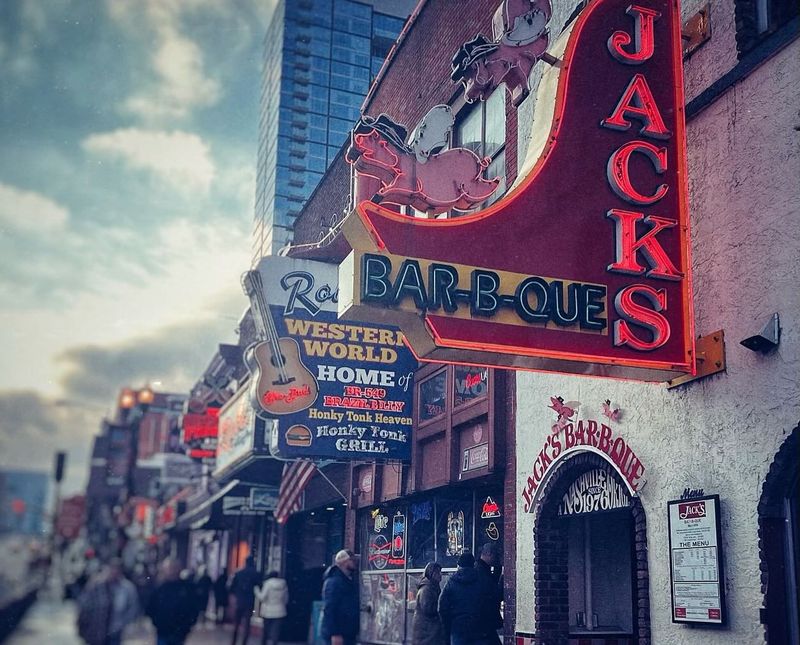 Jack's Bar-B-Que – The Broadway Beacon