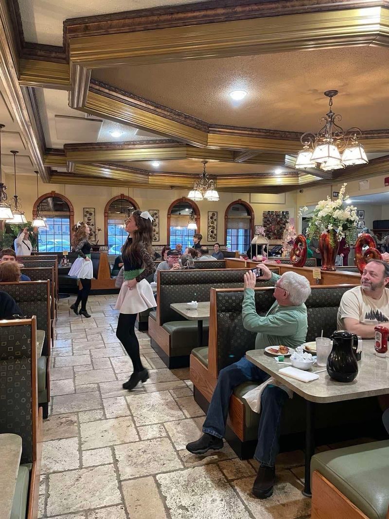 Crab Cakes Worth the Inland Detour