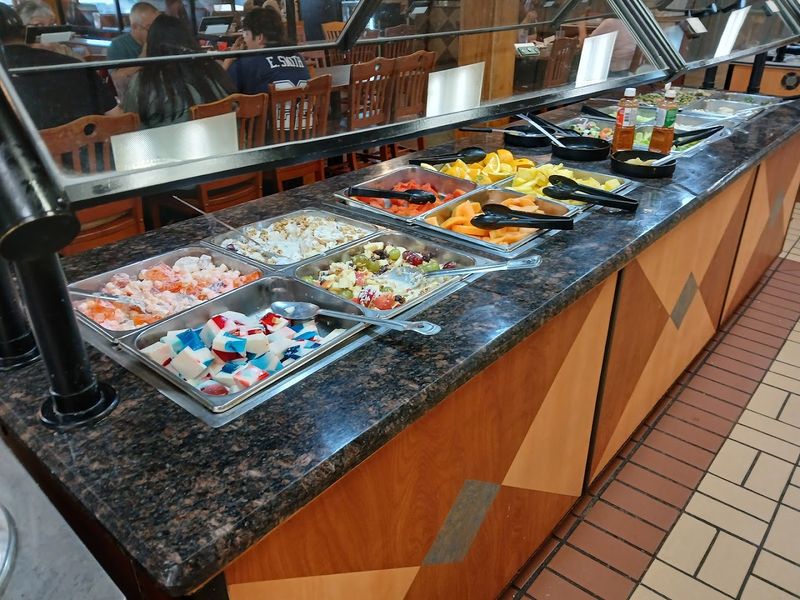 A Salad Bar That Earns Its Place