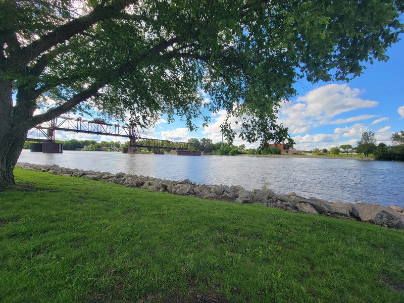Allen Park Provides a Separate Illinois Riverfront View