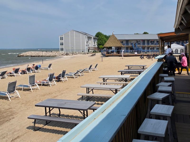 Dock's Beach House Bar & Grille, Port Clinton