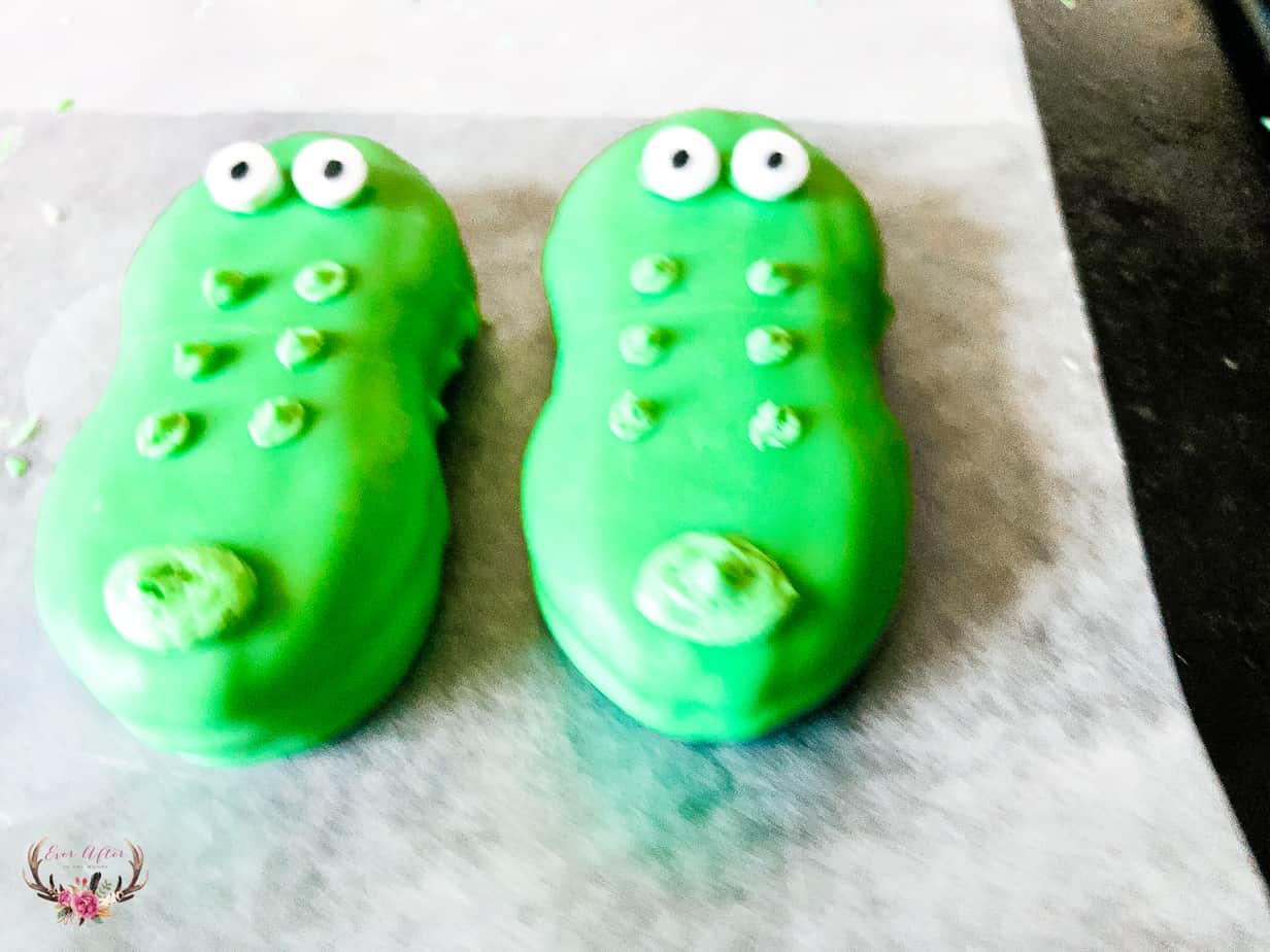 crocodile cupcake topper