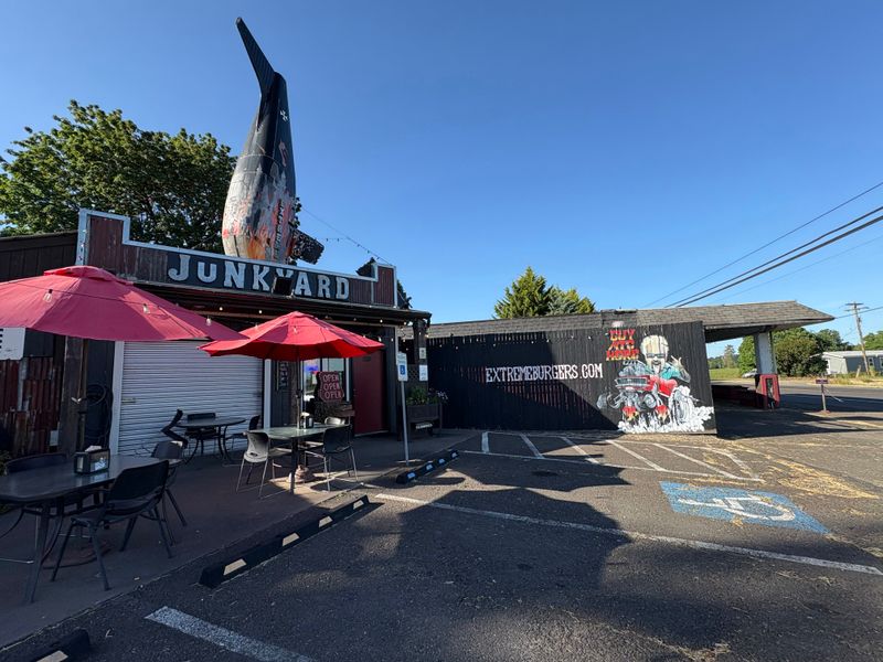 Junkyard Extreme Burgers and Brats – Junction City, Oregon