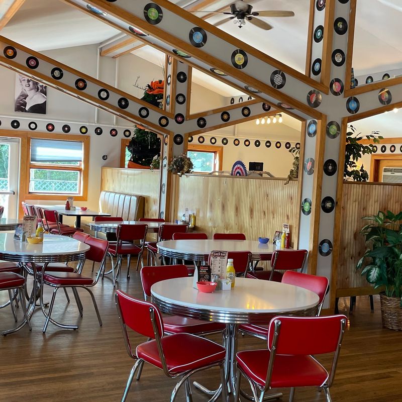 An Old Family Restaurant Got A Full Retro Makeover