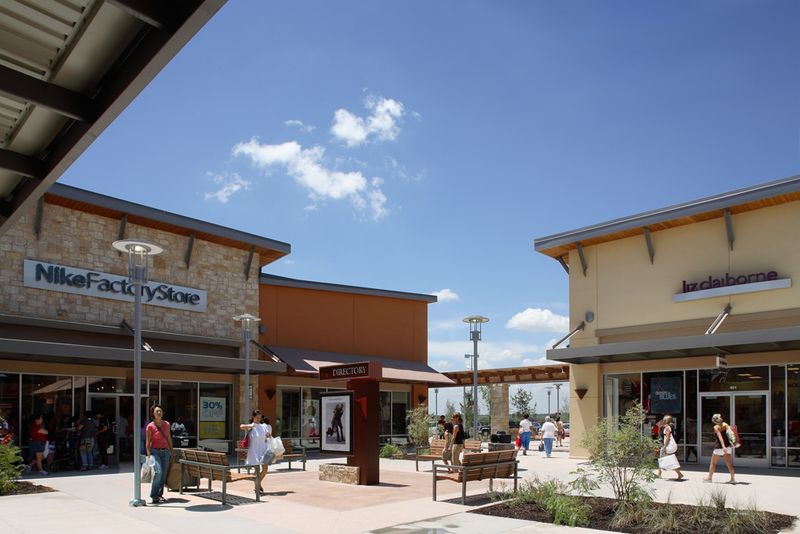 An Open-Air Layout That Makes Shopping Feel Like A Stroll Through Paradise An Open-Air Layout That Makes Shopping Feel Like A Stroll Through Paradise