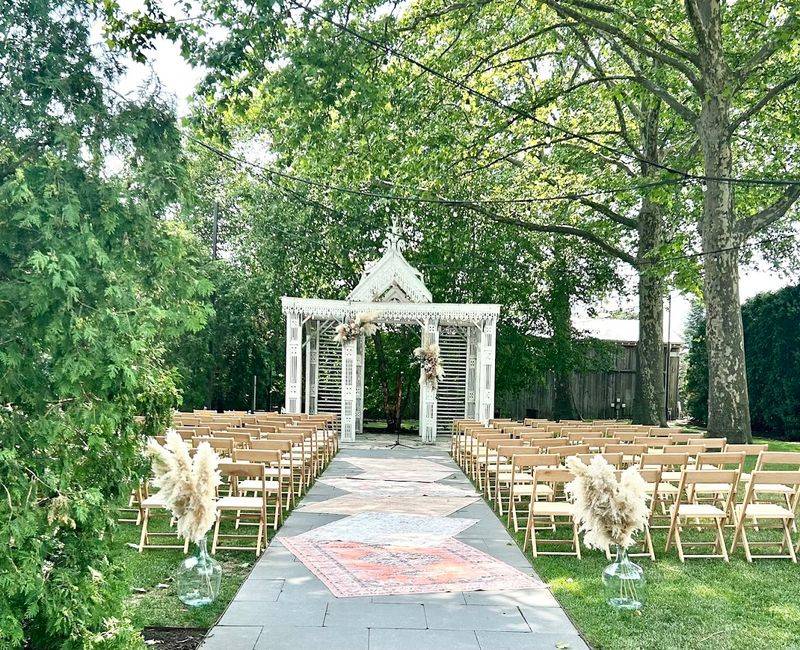 An Outdoor Setting Built For Photographers And Memory-Makers An Outdoor Setting Built For Photographers And Memory-Makers