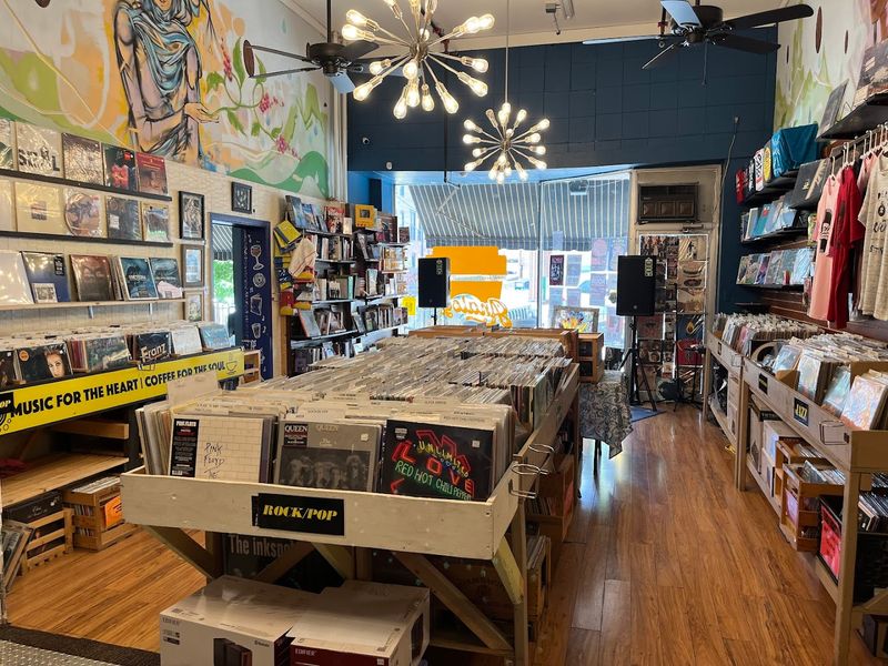 Analogue Books, Records & Bar – Pueblo