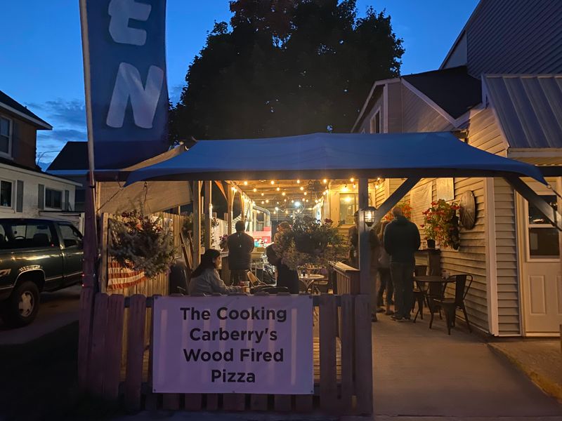 The Cooking Carberry Pizza, Munising