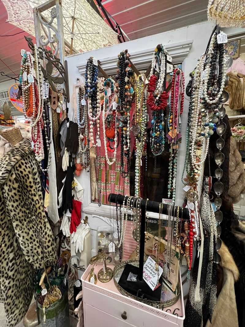 Exquisite Jewelry & Hidden Small Treasures