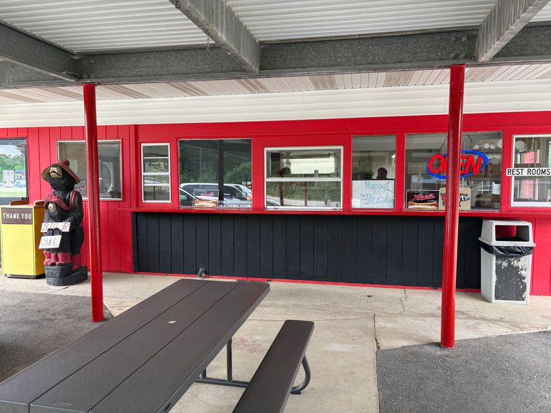 Big R's Hogs & Dogs — Farwell, MI