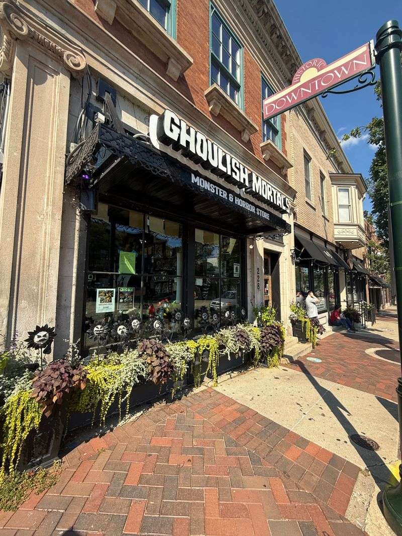 Hours, Timing, And The Best Day To Linger