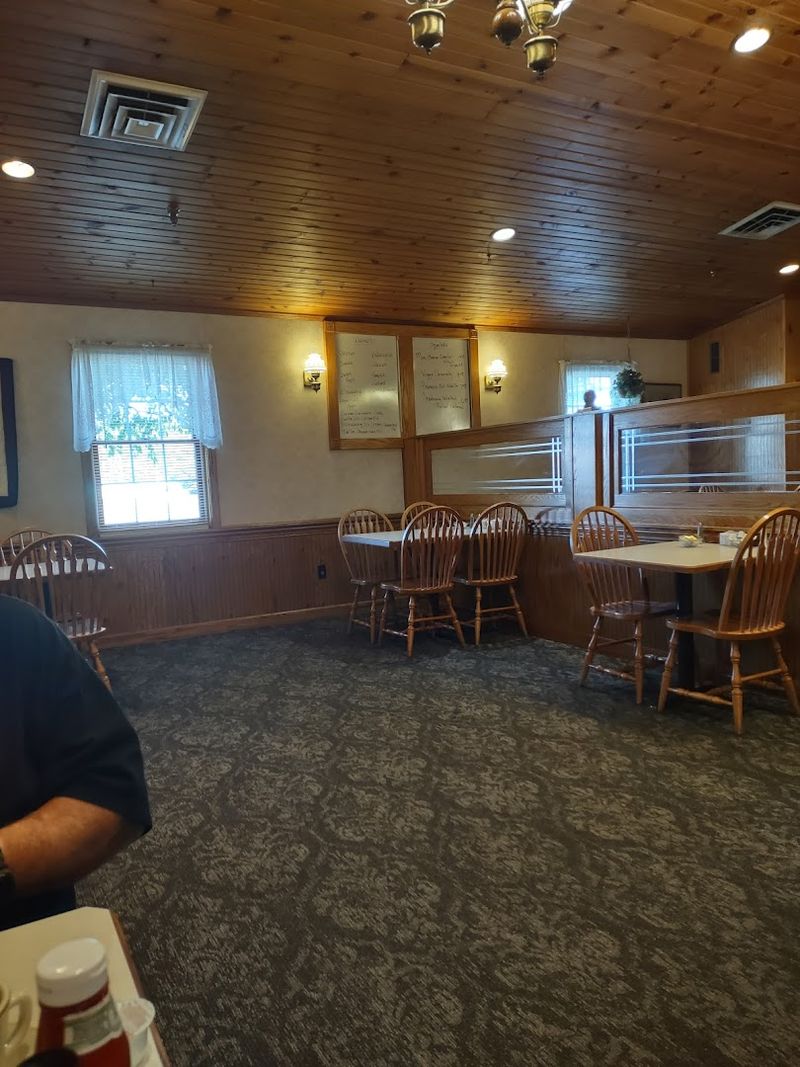 Atmosphere, Crowd, And What The Dining Room Actually Feels Like