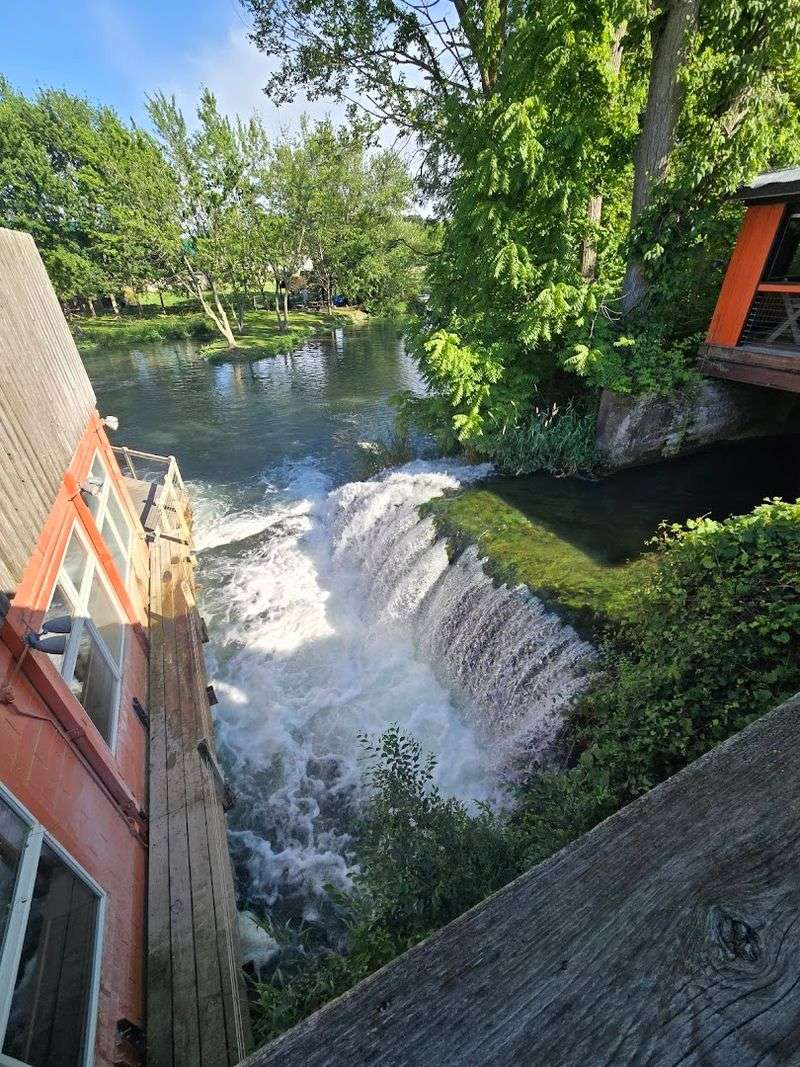 Atmosphere and Vibe: Island Time in Ohio
