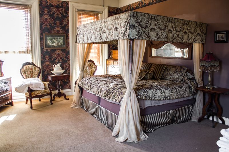 Authentic Antiques And Vintage Details