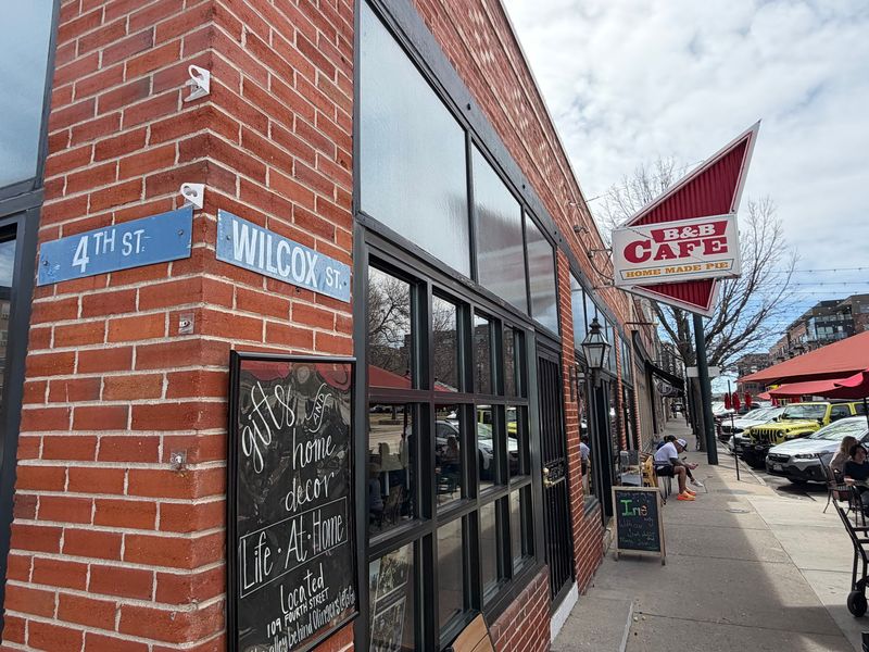 B & B Cafe, Castle Rock