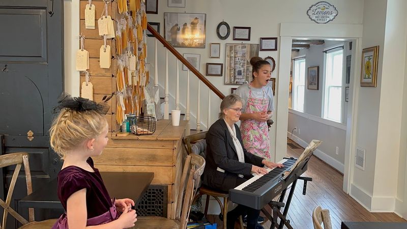 Live Piano Music That Elevates The Whole Atmosphere