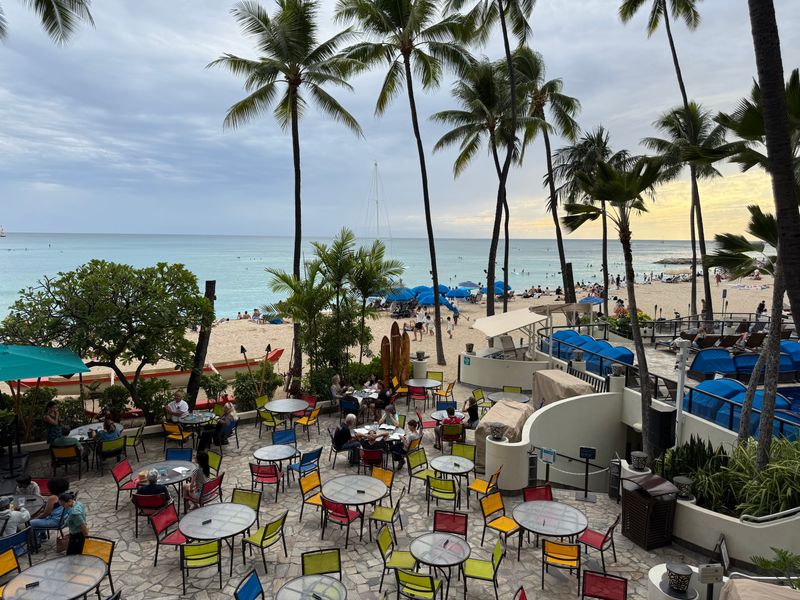 Hula Grill Waikīkī – Directly Above Waikīkī Beach