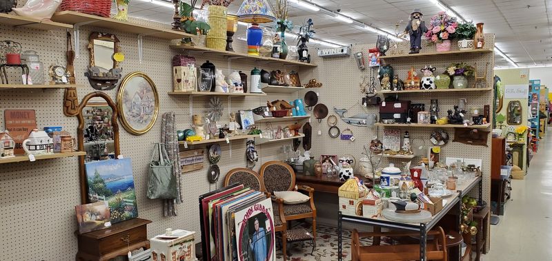 Bargain Hunters Antique & Flea Market Mall