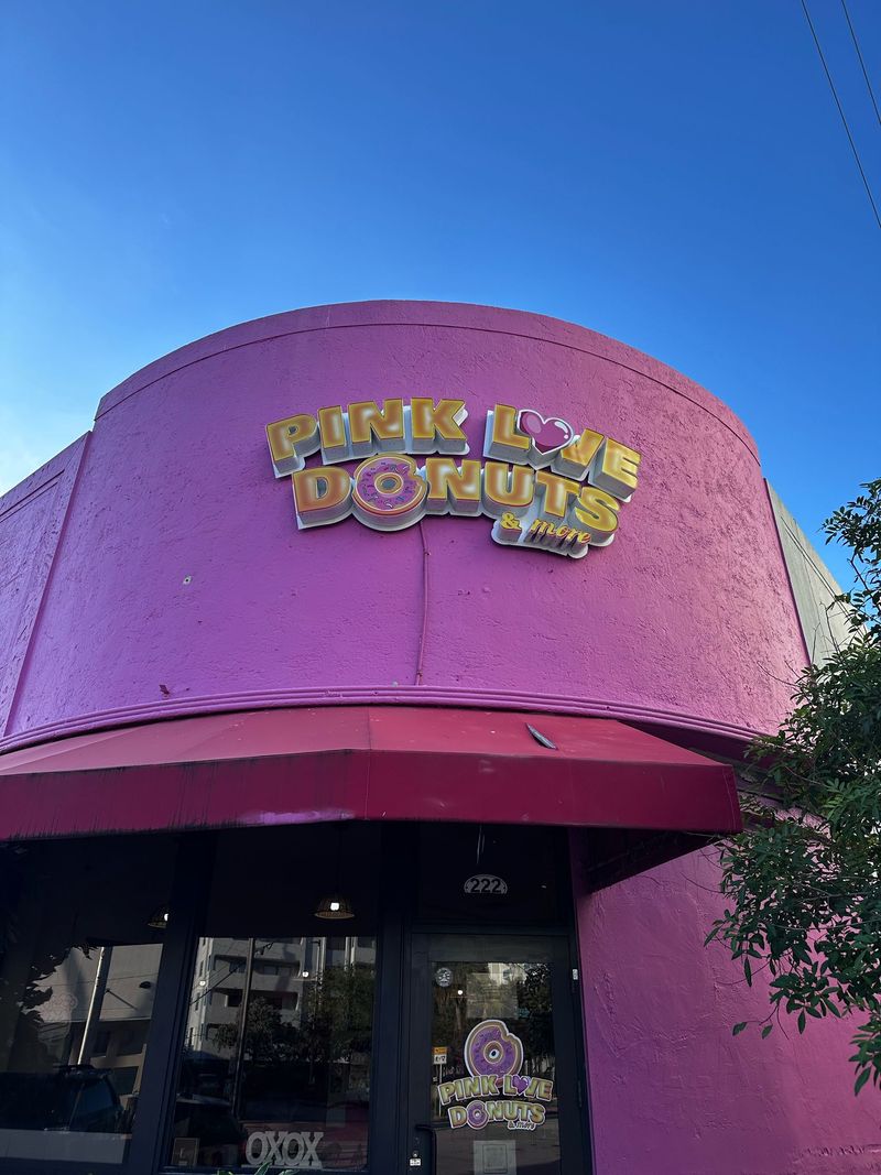 Neighborhood Vibe and Takeaway Moments