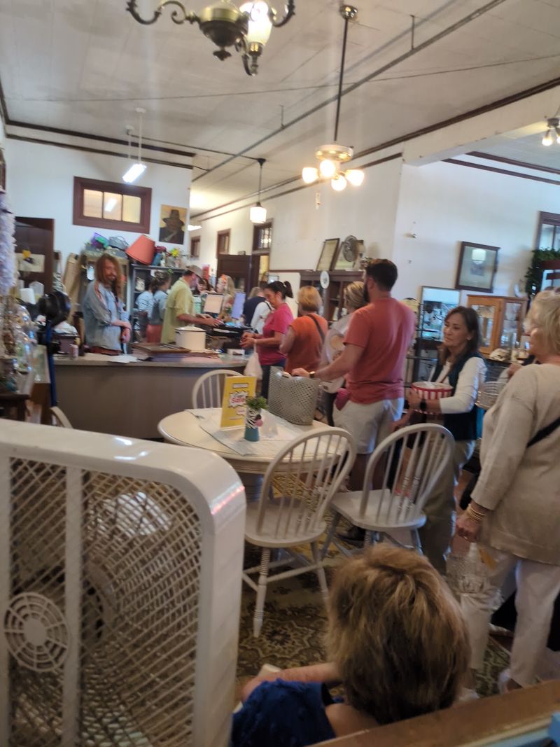 Big Antique Weekend Events That Draw a Crowd