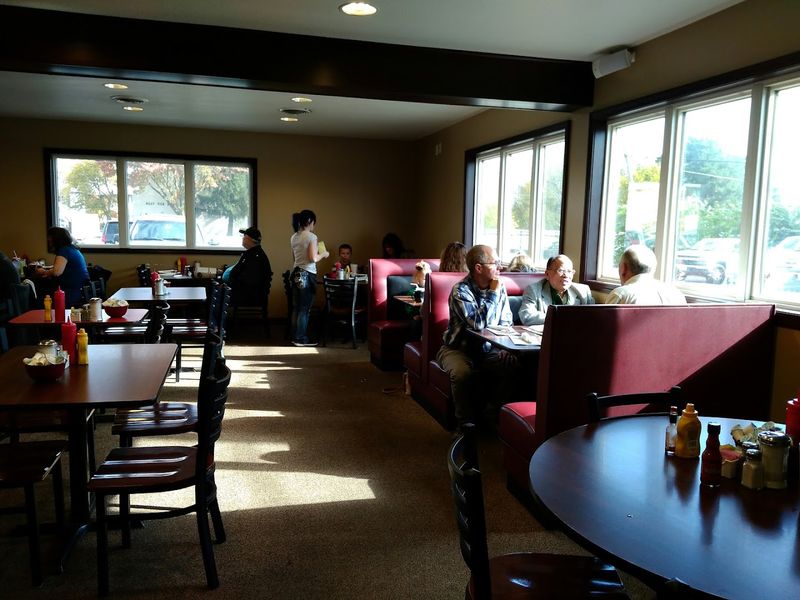 The Atmosphere Inside Lulu's and Why It Feels Different From Chain Diners