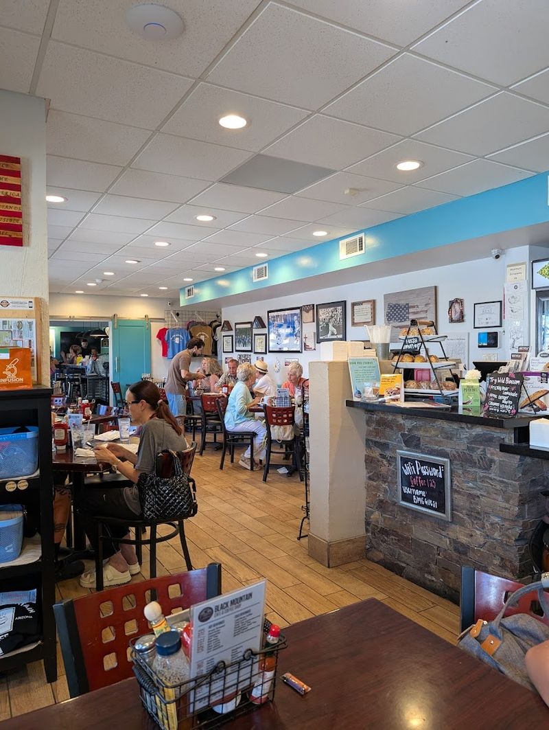 Black Mountain Cafe & Lounge - Carefree