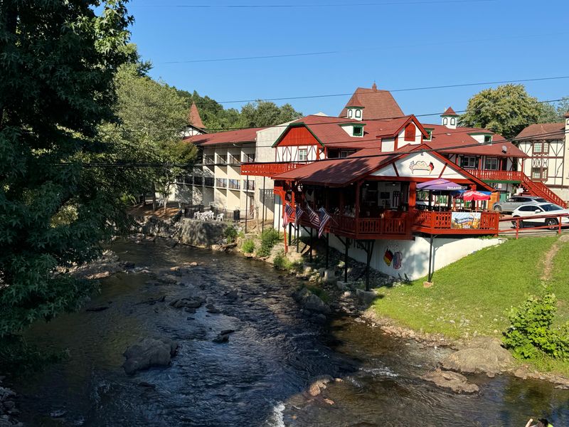 Cafe International, Helen