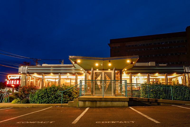 Georgie's Diner – 427 Elm St, West Haven