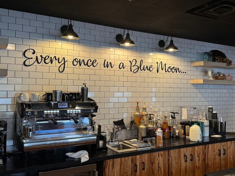 Blue Moon Bistro, Holmesville