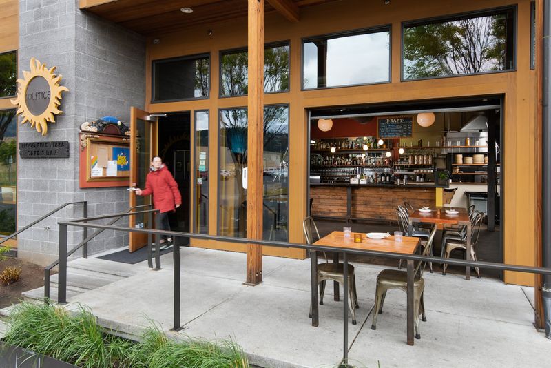 Solstice Wood Fire Pizza, Café & Bar – Hood River