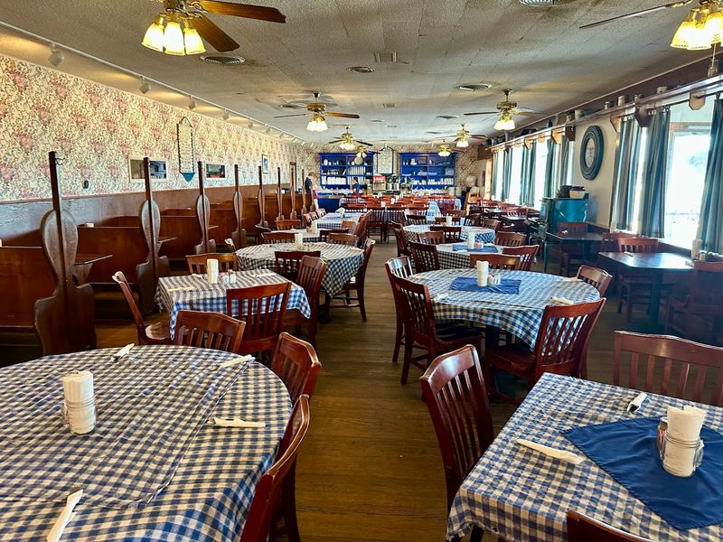 Blue Springs Cafe, Highland