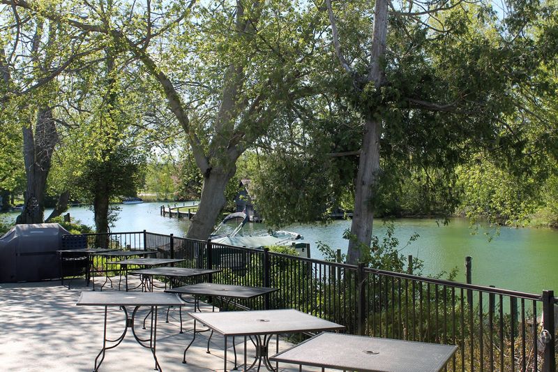 Bluebird Restaurant & Tavern