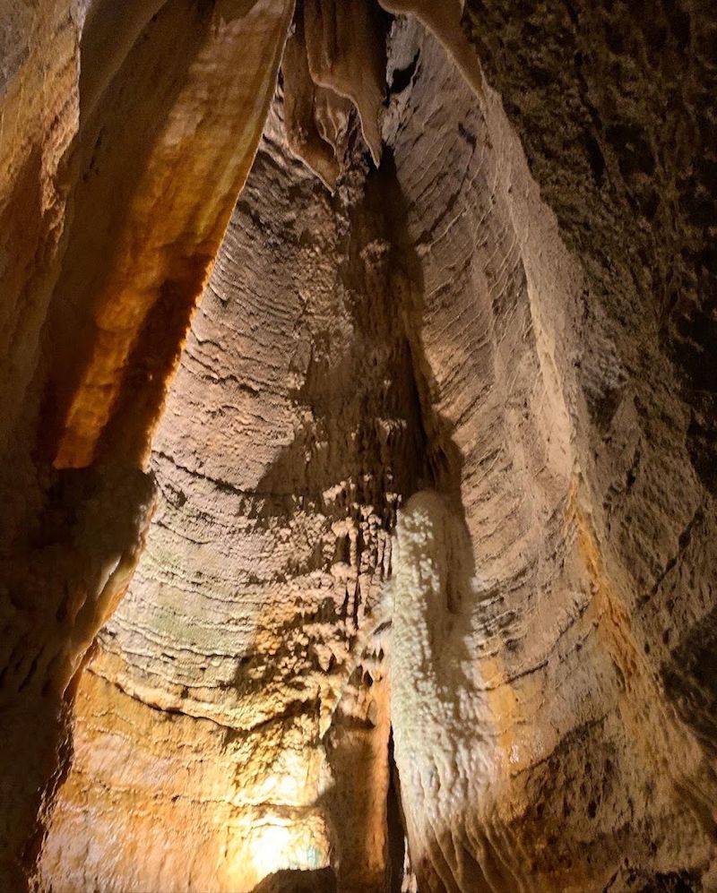 Bluff Dwellers Cave