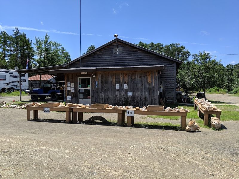 Board Camp Crystal Mine, Mena