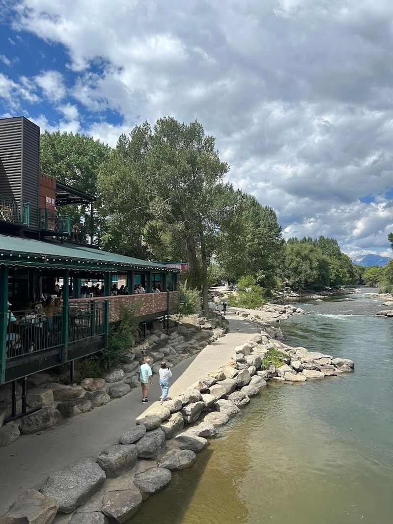 Boathouse Cantina, Salida
