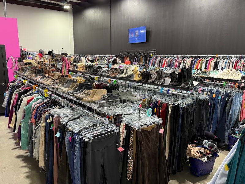 Bold Displays Packed With Affordable Style Bold Displays Packed With Affordable Style