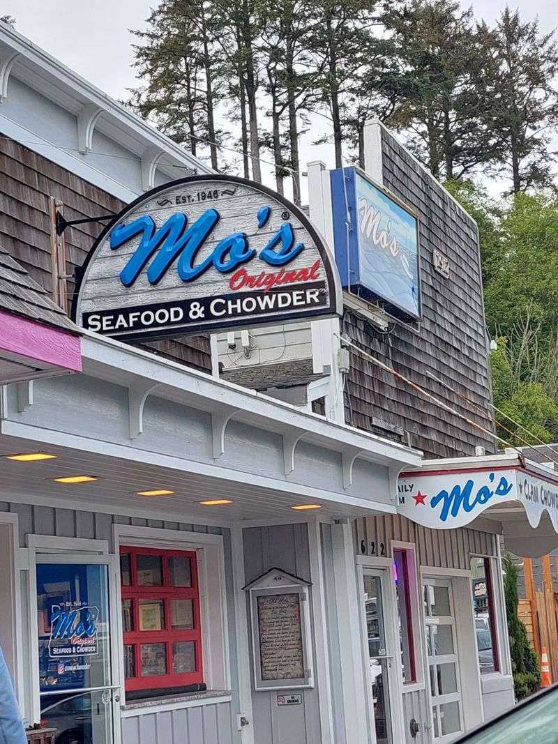 Mo's Original Seafood & Chowder — Newport, Oregon