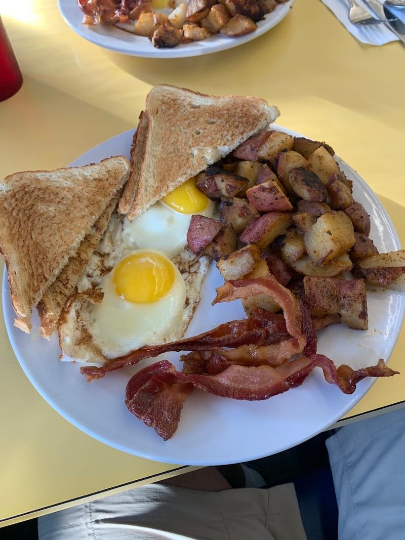 Breakfast That Hits Like A Warm Hug On A Cold Morning