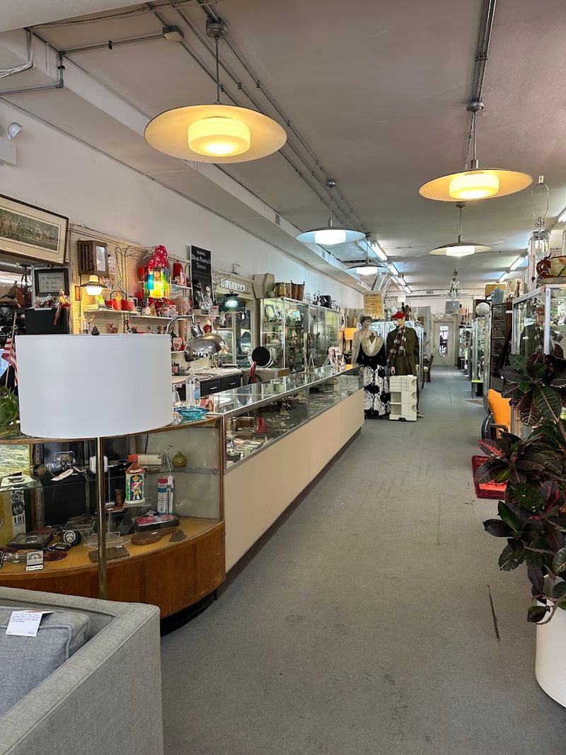 Broadway Antique Market, Edgewater
