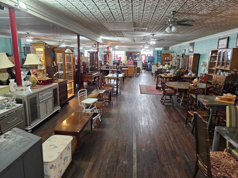 Broadway Antiques & Uniques