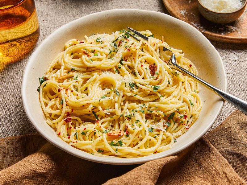 Garlicky Olive Oil Spaghetti (Aglio e Olio)