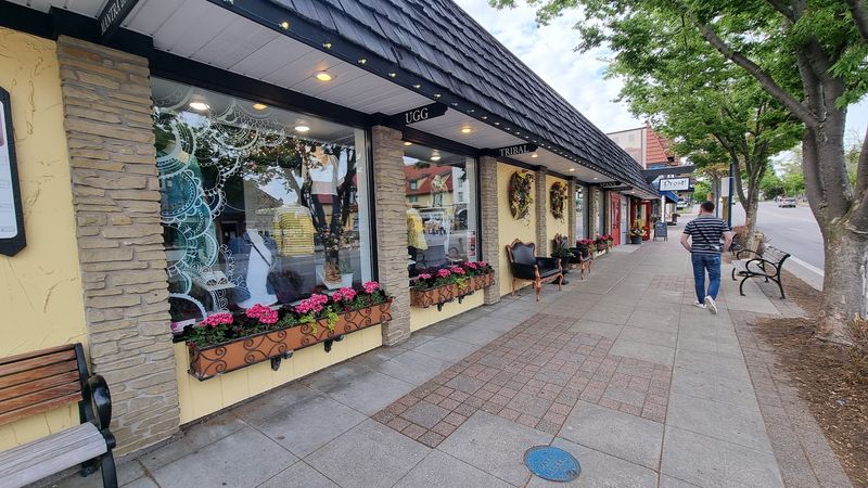 Browse The River Place Shops Slowly
