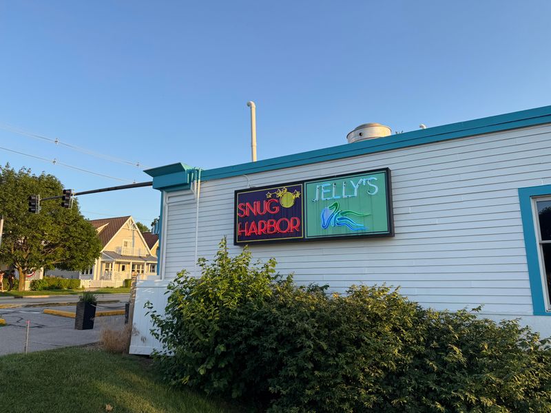 Snug Restaurant & Lounge — Grand Rapids, MI