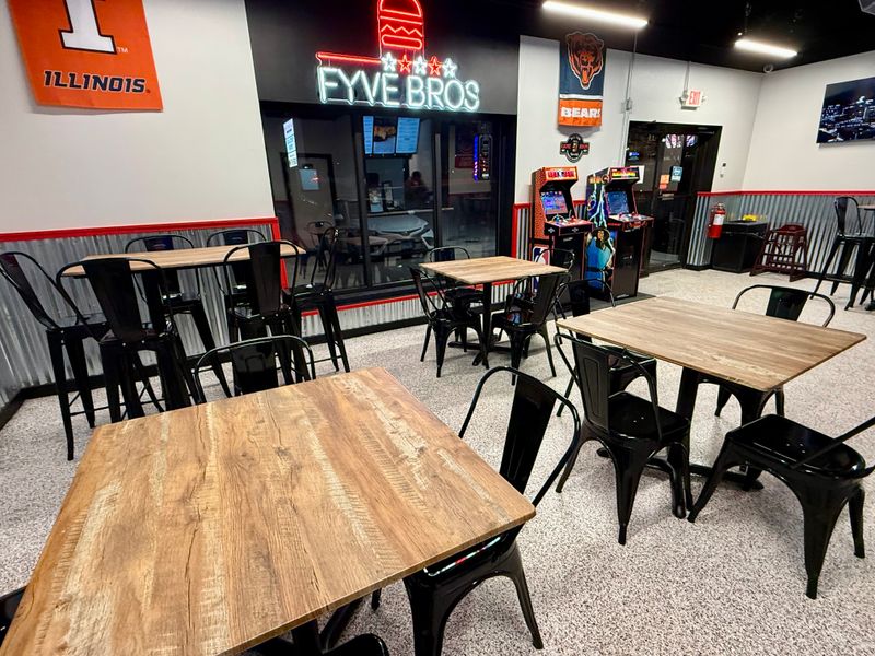 FYVE BROS - Glendale Heights (1581 Bloomingdale Rd, Glendale Heights, IL 60139)